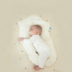 Bebé descansando cómodamente sobre el cojín ergonómico ORNISHOP con diseño anatómico