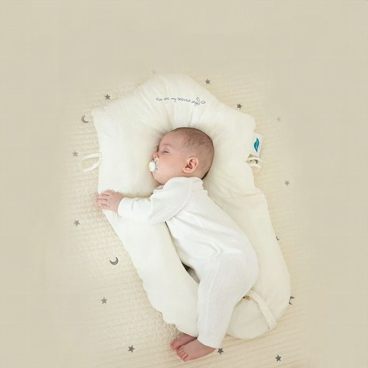 Bebé descansando cómodamente sobre el cojín ergonómico ORNISHOP con diseño anatómico