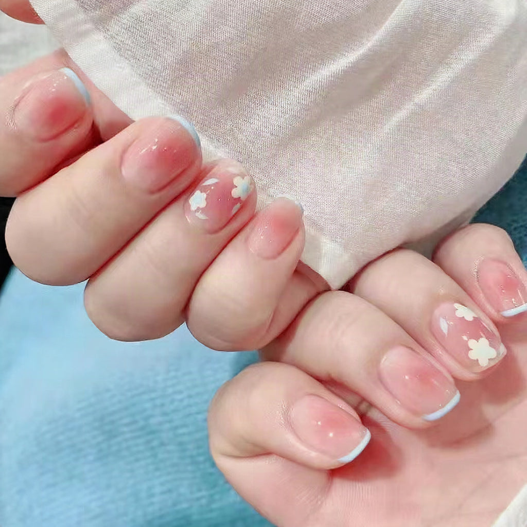 Uñas postizas de gel con diseños florales delicados