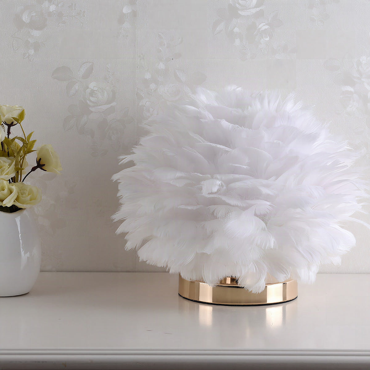 Lámpara de mesa de plumas de lujo para dormitorio o mesita de noche