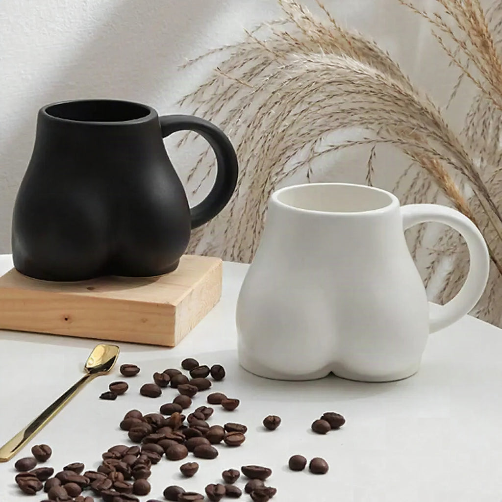 Taza de café con curvas femeninas