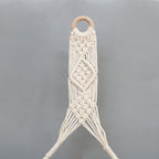 Estantería de pared de macramé con baldas de madera