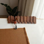 Perchero de pared de madera con diseño de piano