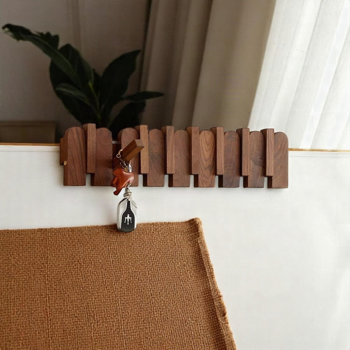 Perchero de pared de madera con diseño de piano