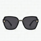 Gafas de sol para mujer con montura cuadrada y detalles elegantes