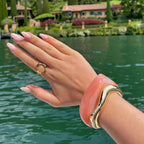Pulsera dorada en naranja – Un acento elegante para looks modernos