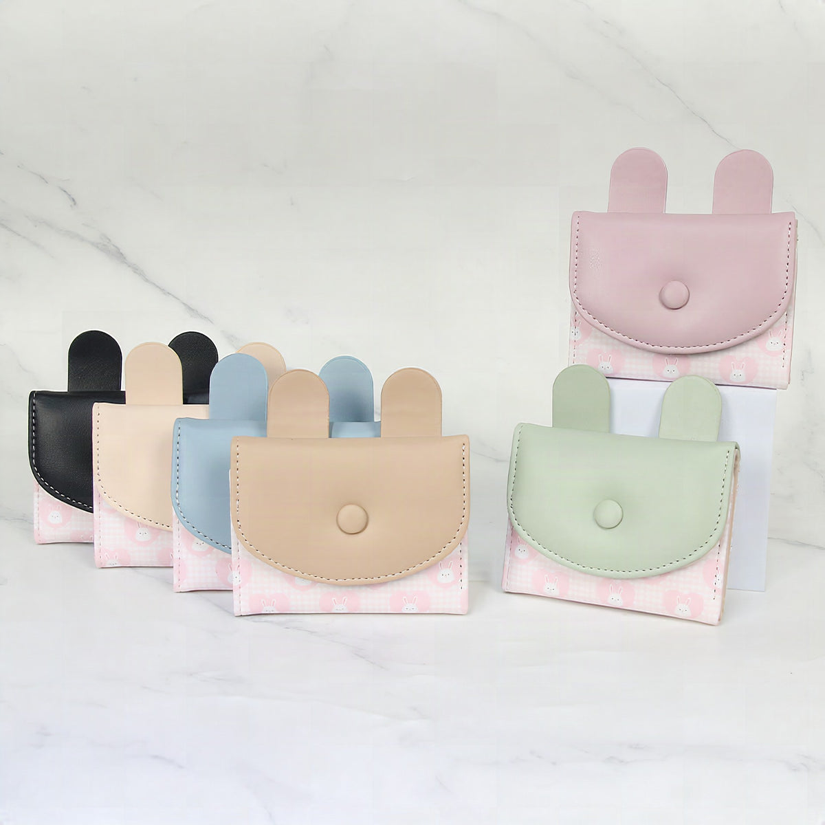 Monedero compacto con diseño de conejo, cierre de botón y ranuras para tarjetas
