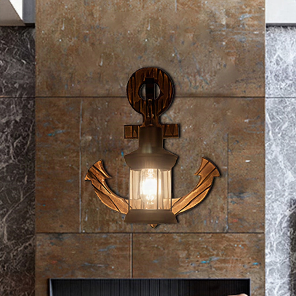 Aplique de pared industrial con pantalla de cristal transparente y panel trasero de madera