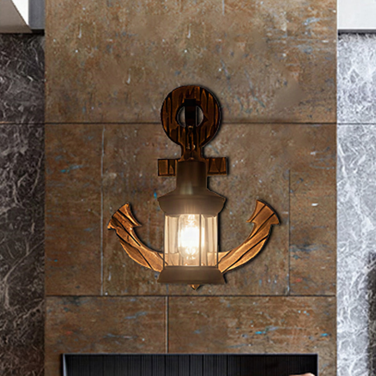Aplique de pared industrial con pantalla de cristal transparente y panel trasero de madera