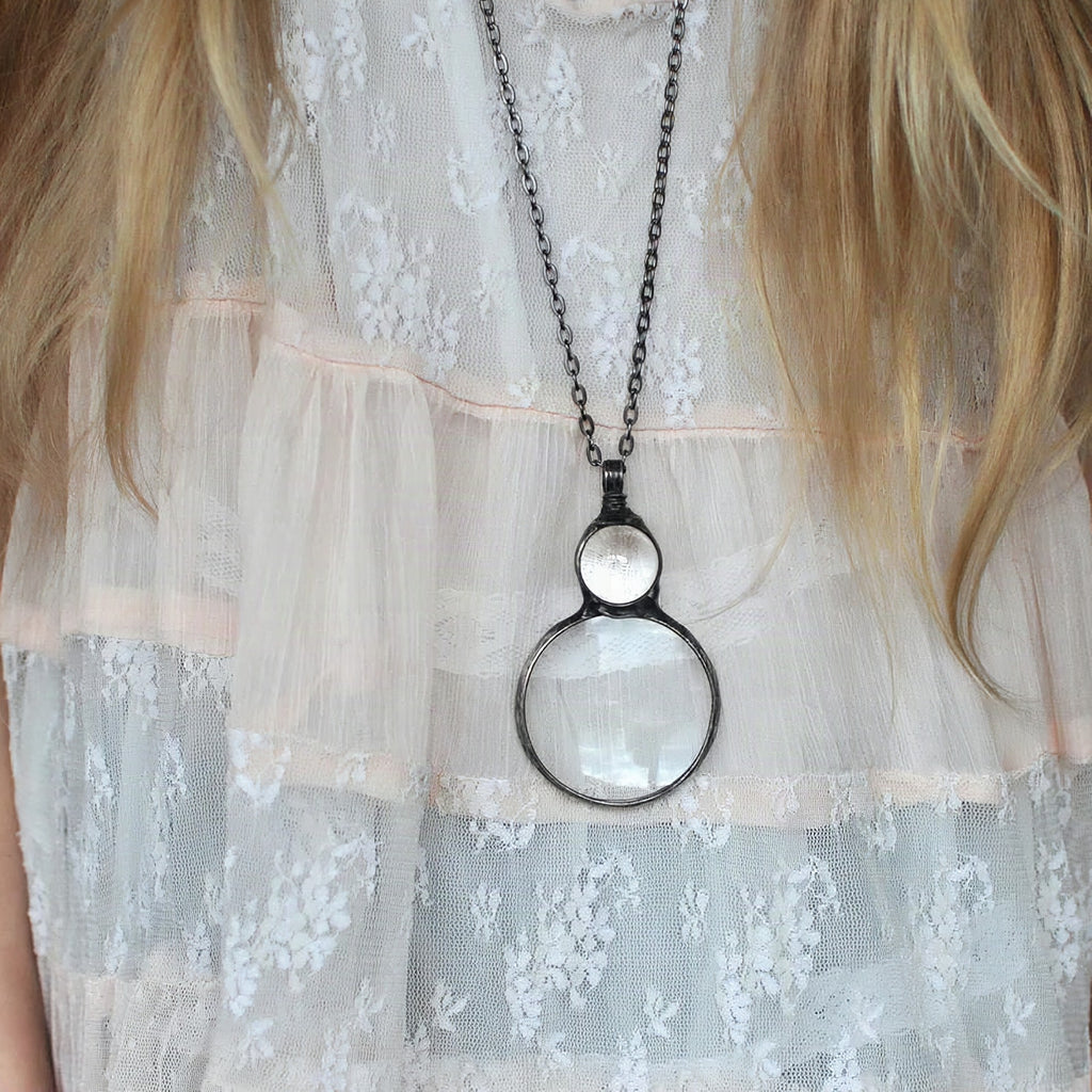 Collar elegante con colgante lupa