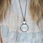 Collar elegante con colgante lupa
