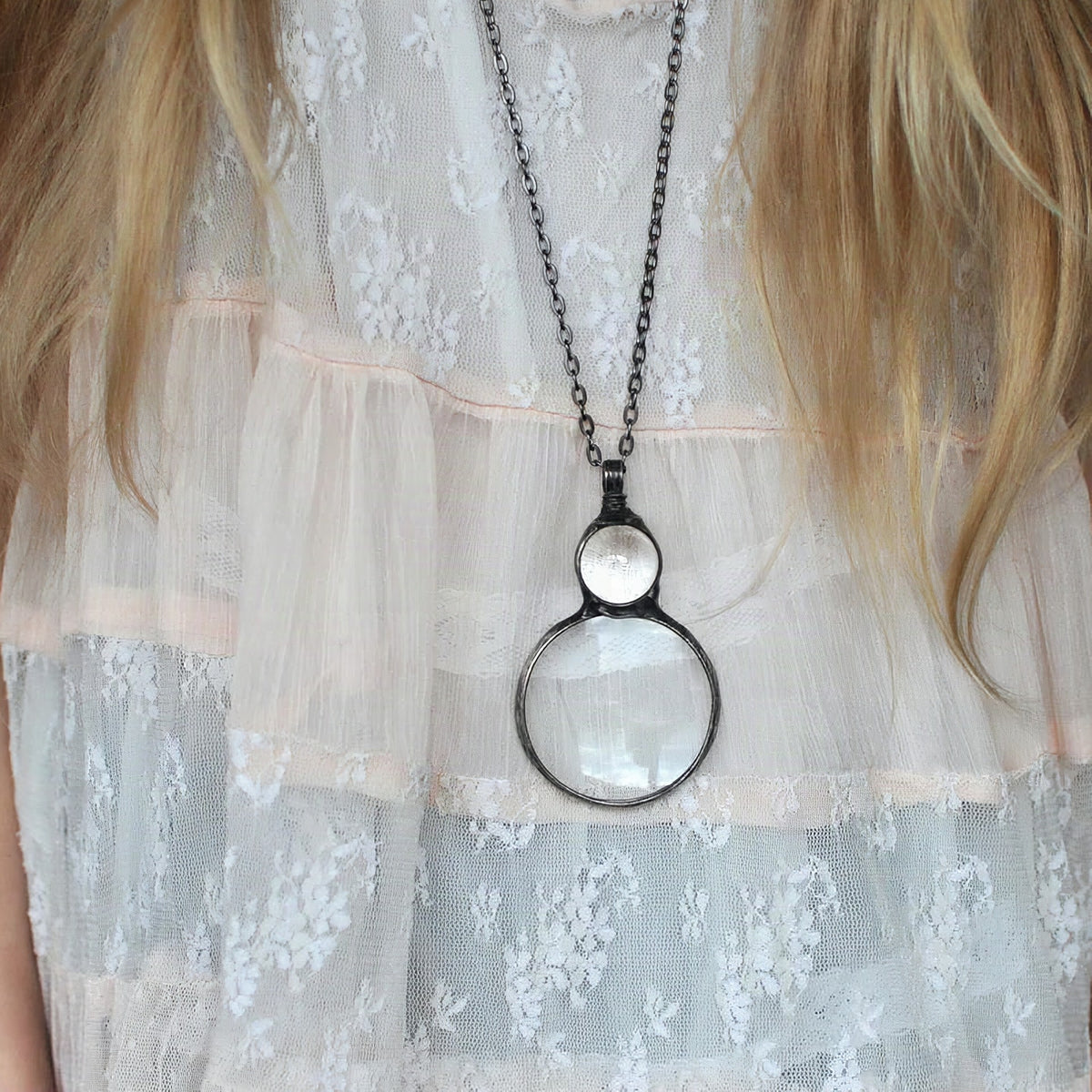 Collar elegante con colgante lupa