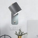 Aplique de pared modernista con pantalla tubular de metal en gris/verde y placa rectangular
