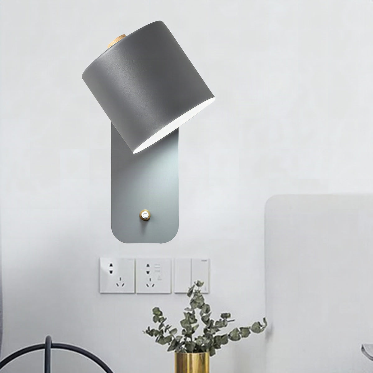Aplique de pared modernista con pantalla tubular de metal en gris/verde y placa rectangular