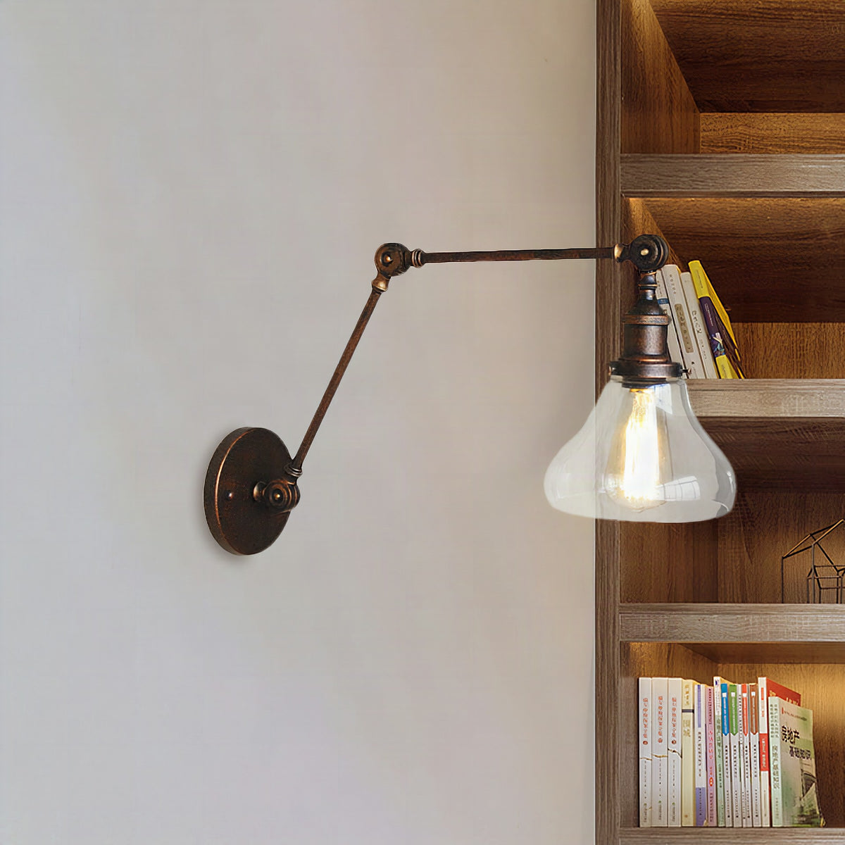 Aplique de pared industrial con pantalla de cristal en forma de pera y brazo articulado