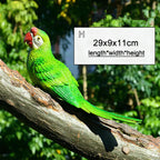 Figura decorativa loro tropical en árbol de resina