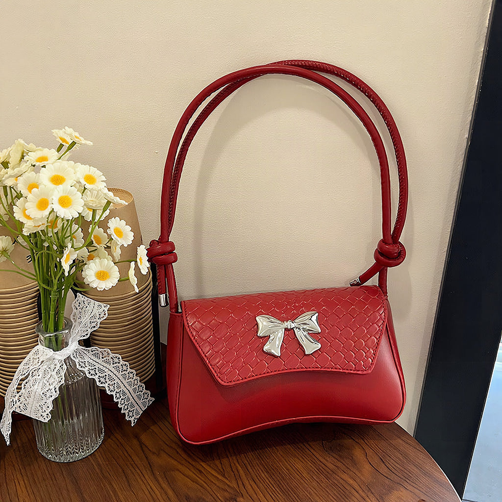 Clutch de mano con lazo decorativo