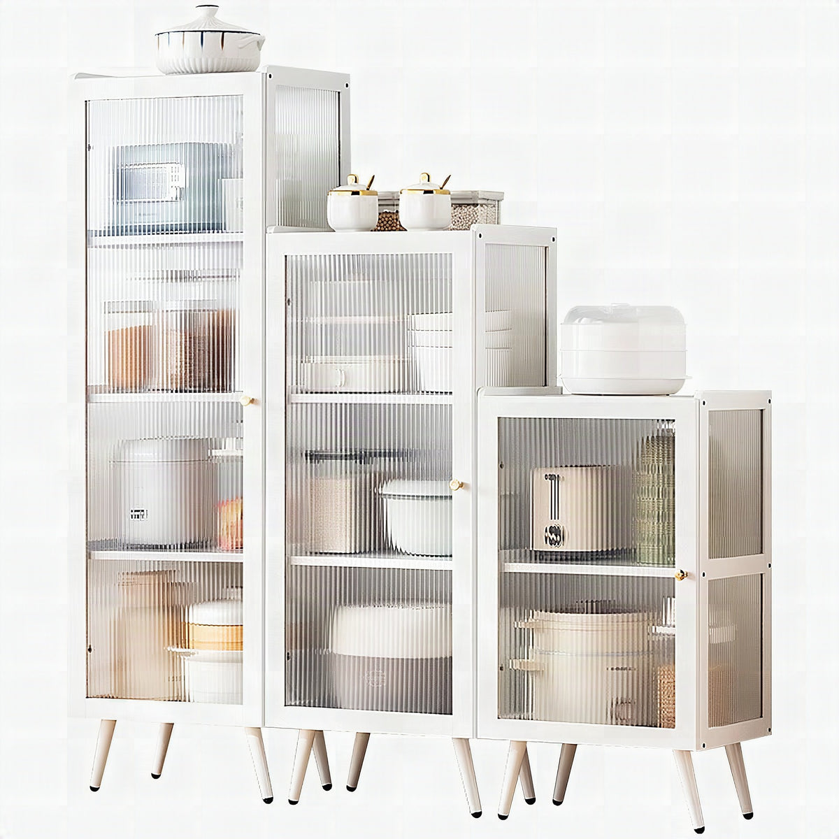 Vitrina con puerta de cristal transparente y múltiples compartimentos
