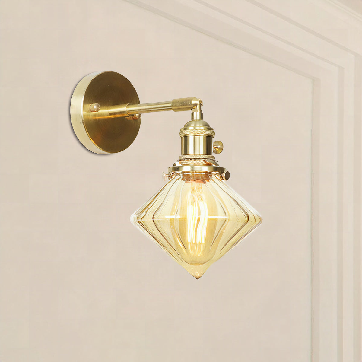Aplique de pared geométrico con cristal ámbar estriado estilo retro