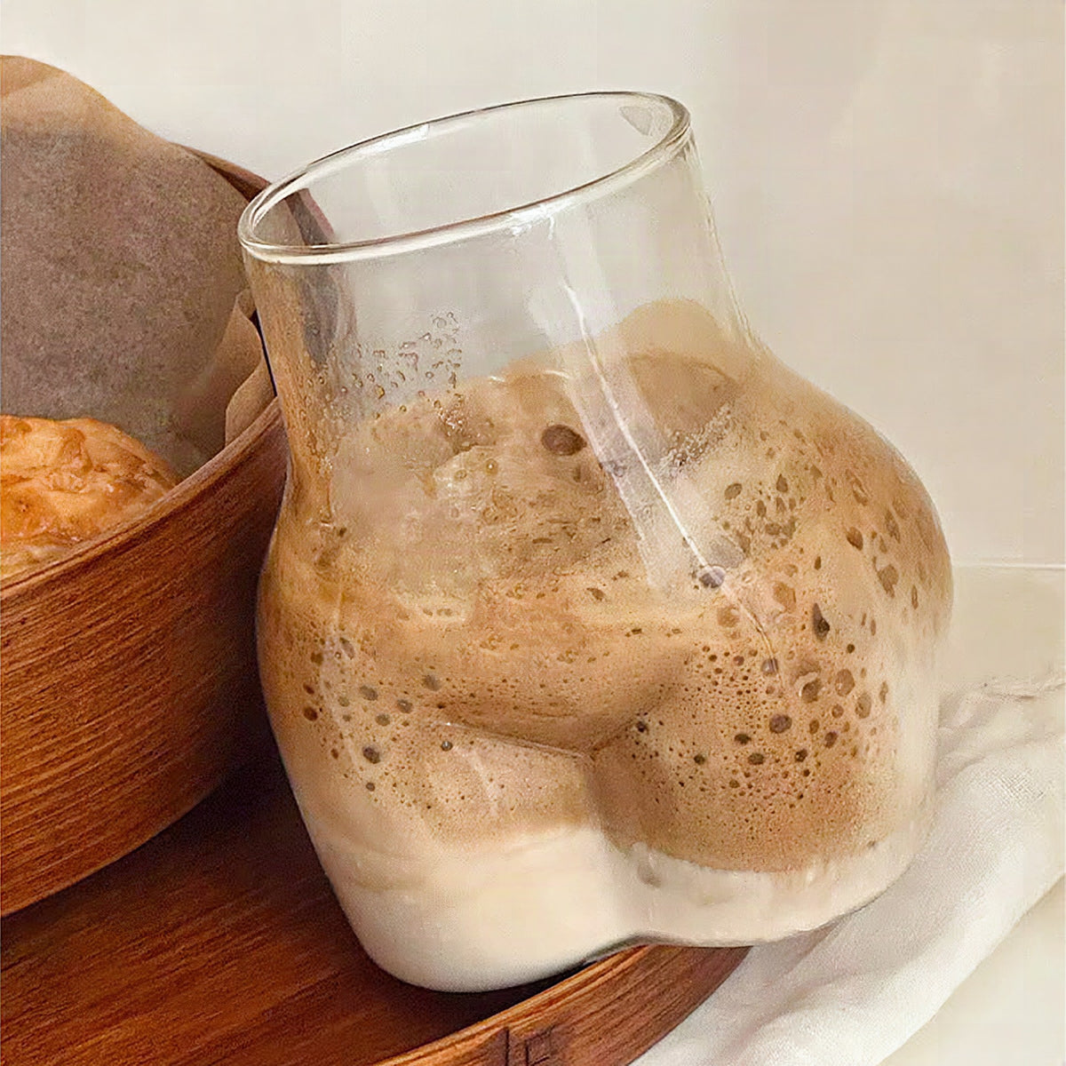 Vaso de cristal con curvas femeninas elegantes