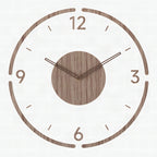 Detalle del reloj de pared nórdico mostrando la textura de madera y las agujas minimalistas
