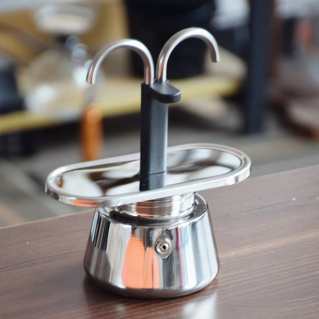 Cafetera italiana de acero inoxidable con diseño moderno