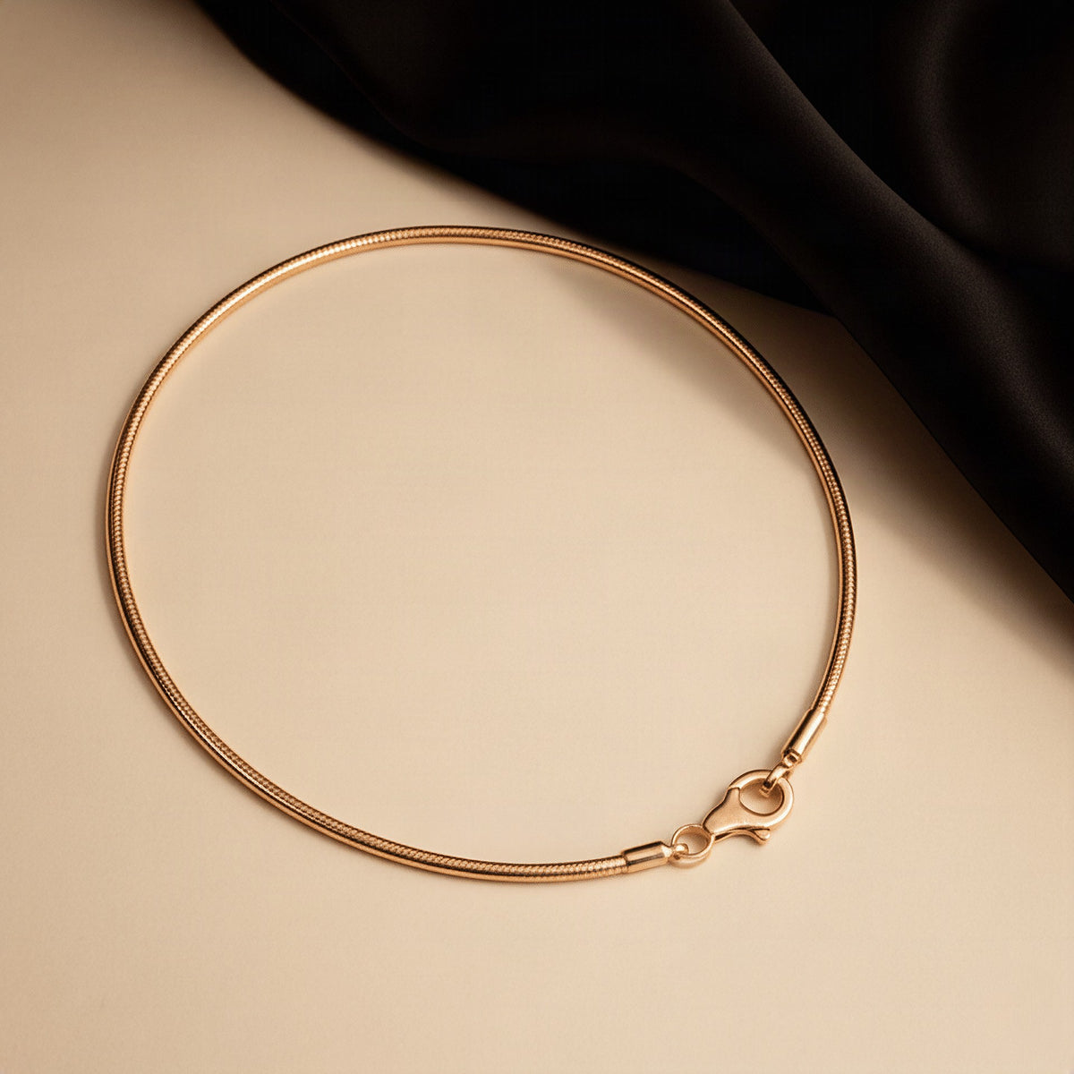 Reloj minimalista elegante con hebilla de serpiente única