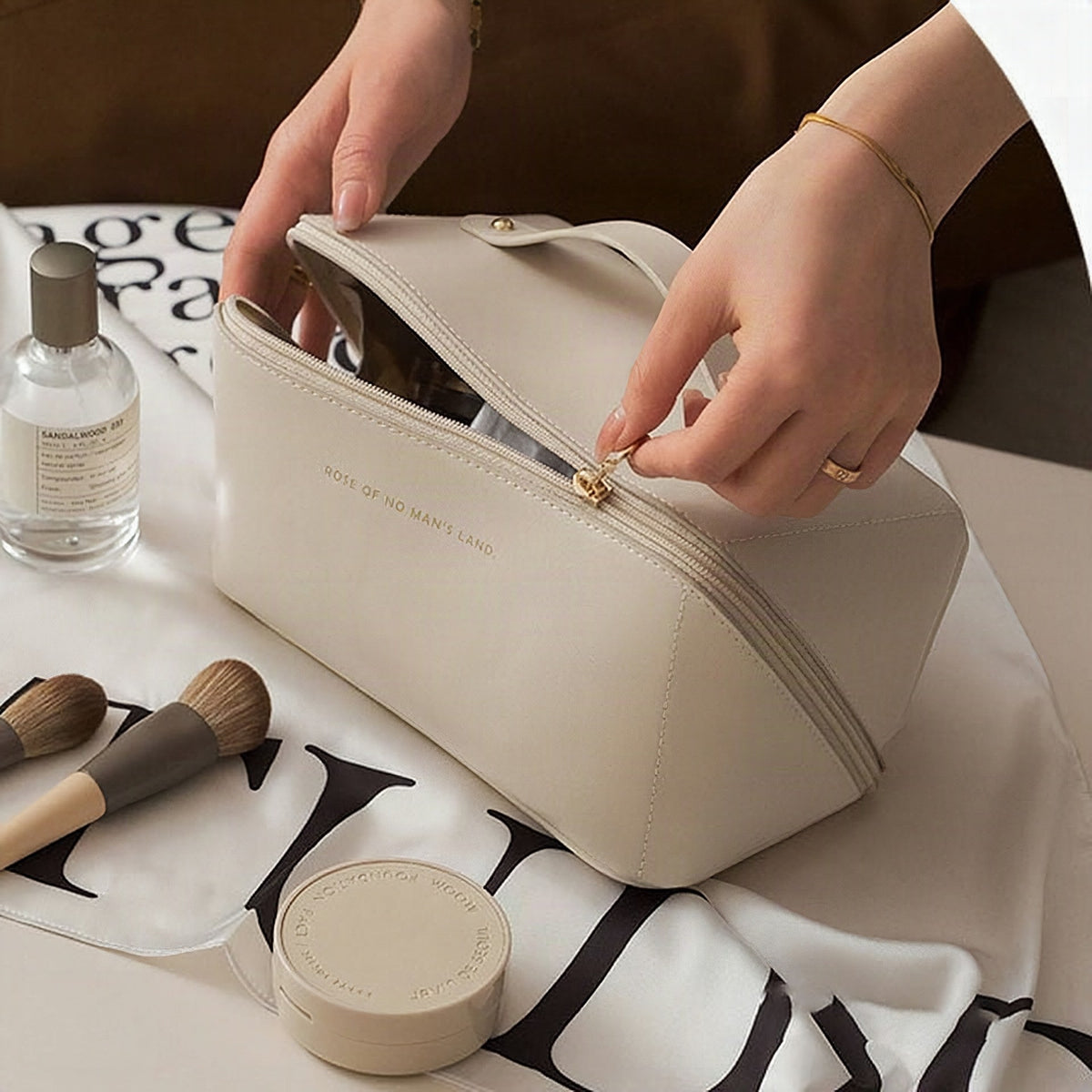 Neceser de maquillaje elegante y espacioso