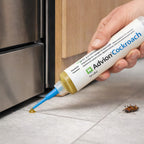 Gel insecticida en jeringa listo para aplicar contra cucarachas en cocinas y baños