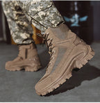 Botas tácticas impermeables en color verde oliva sobre superficie rocosa