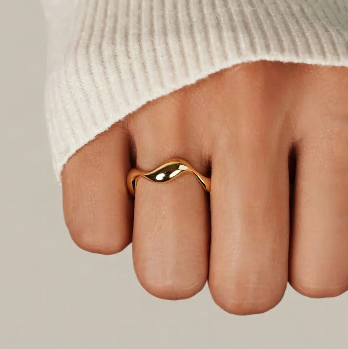 Anillo ajustable con diseño de olas del océano