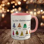 Taza navideña Tis The Damn Season con diseño de álbumes musicales como árboles de Navidad