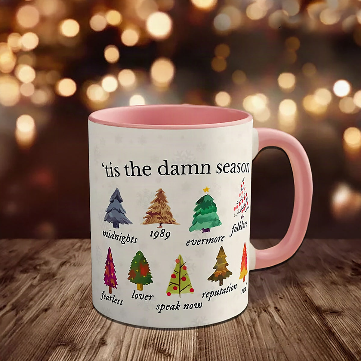 Taza navideña Tis The Damn Season con diseño de álbumes musicales como árboles de Navidad