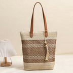Bolso tote trenzado de materiales naturales