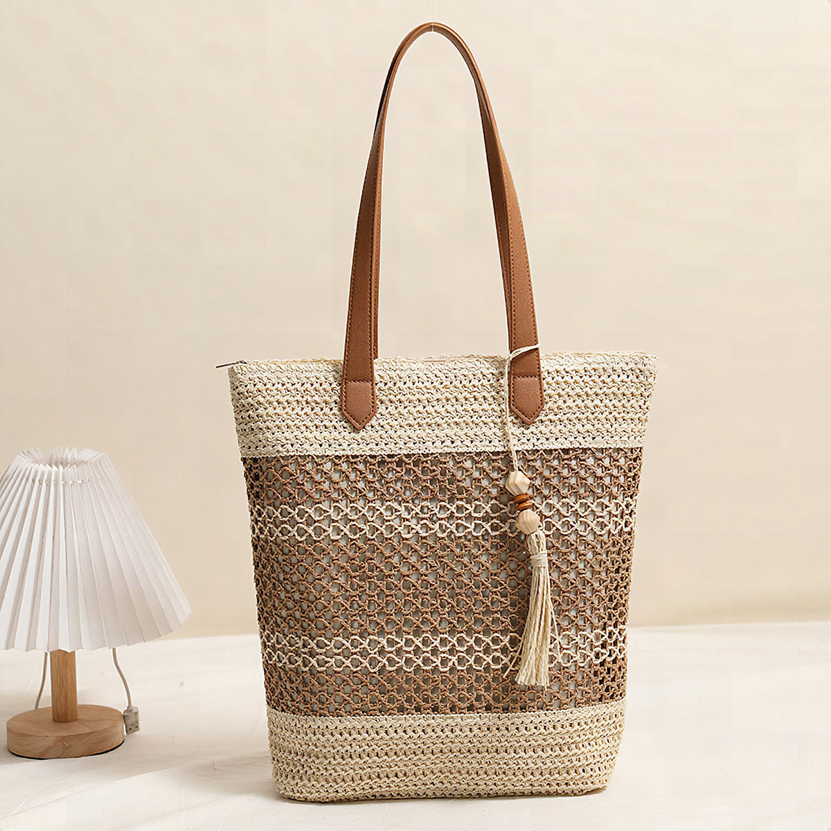Bolso tote trenzado de materiales naturales