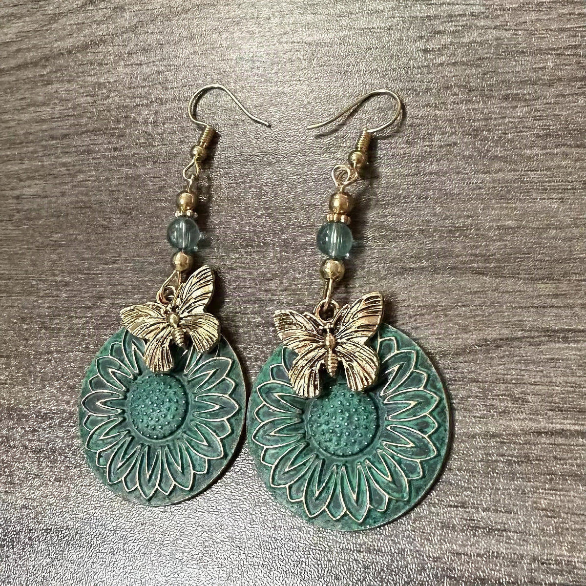 Pendientes elegantes con motivo floral y mariposas