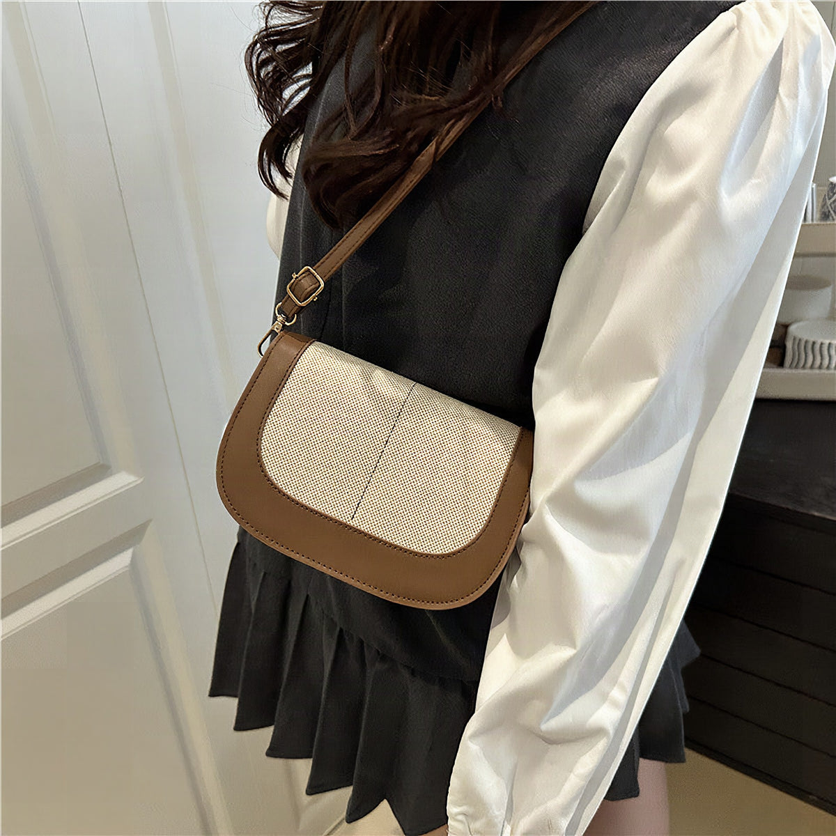Bolso clutch estructurado con bandolera