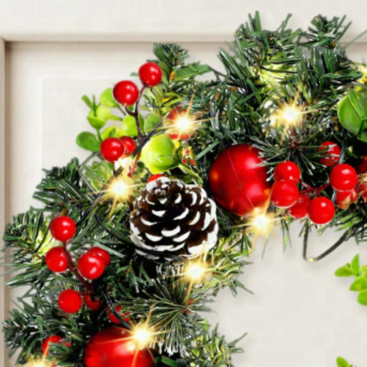 Corona de Navidad Lunoria con iluminación LED y bayas rojas