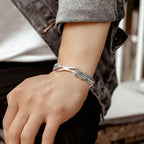 Pulsera ajustable con plumas de plata y diseño elegante