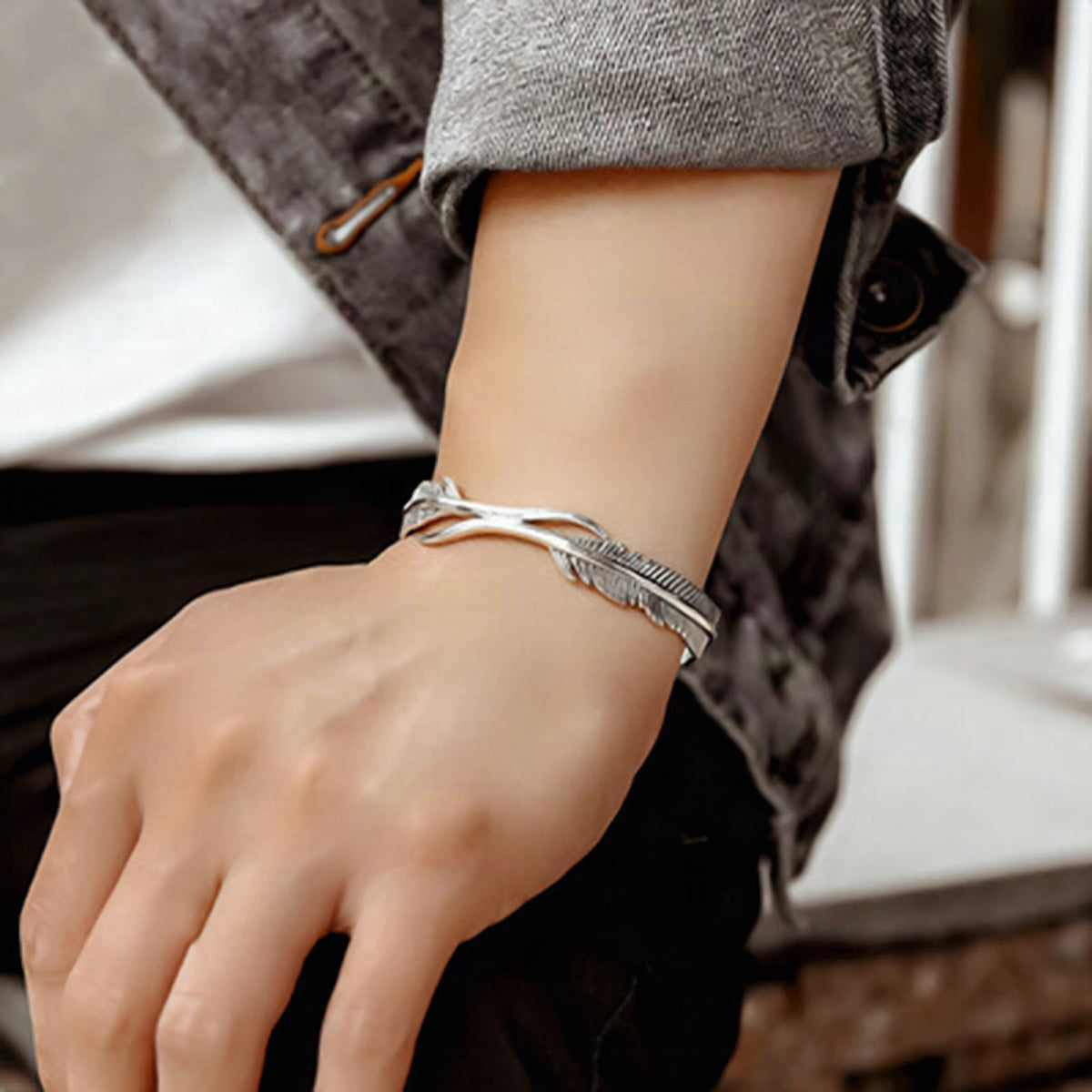Pulsera ajustable con plumas de plata y diseño elegante