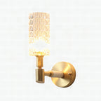 Aplique de pared contemporáneo con pantalla cilíndrica de cristal facetado y acabado dorado