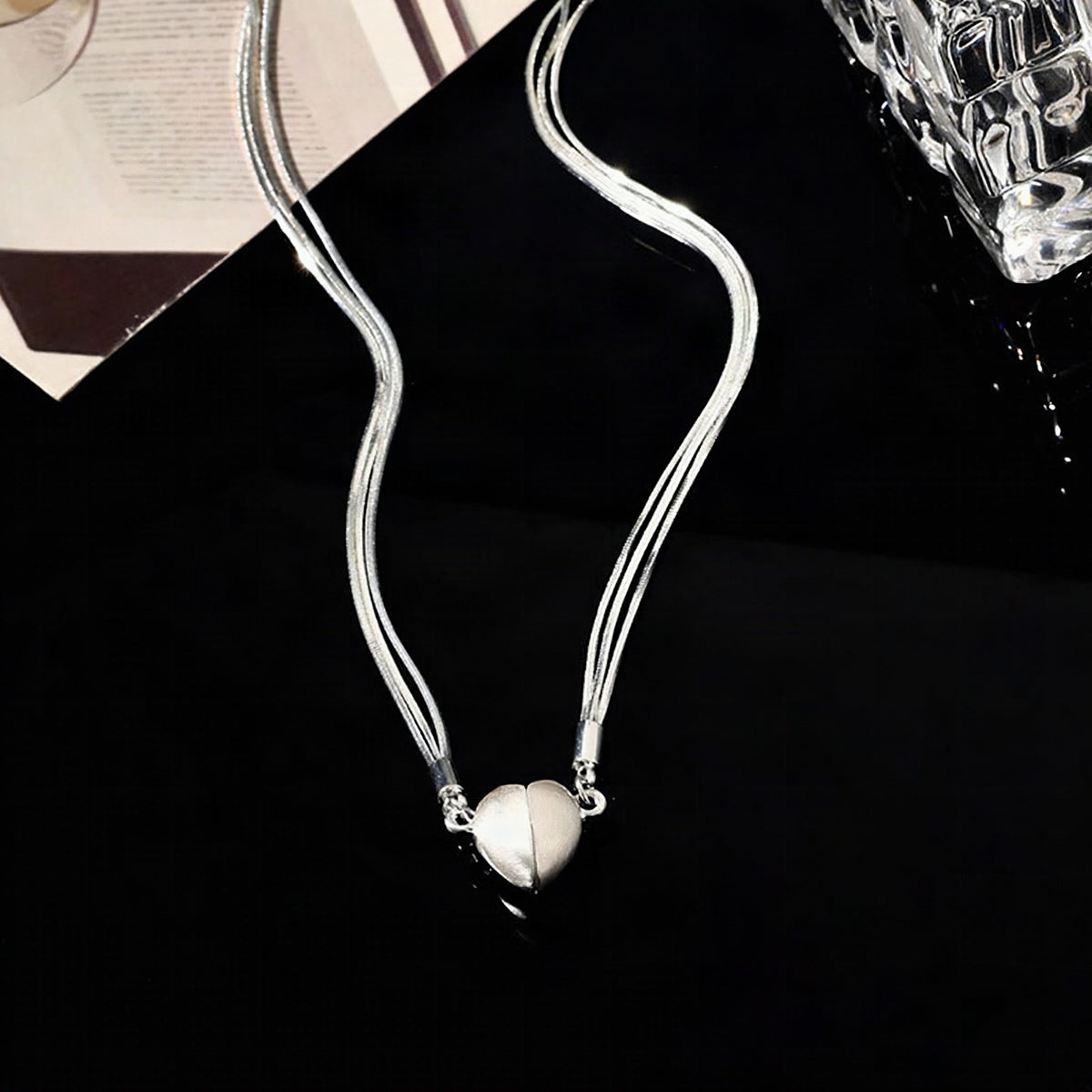 Collar con colgante de corazón magnético