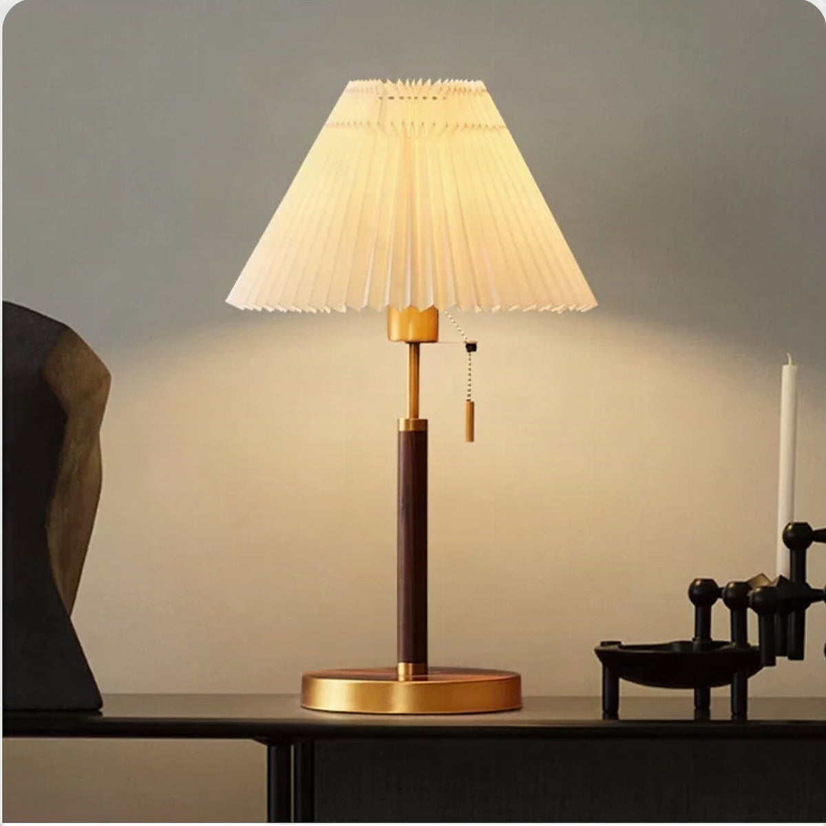 Lámpara de pie con pantalla plisada elegante