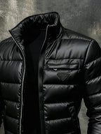 Detalle de la chaqueta Ragnar con material sintético de piel suave y corte holgado para máxima comodidad
