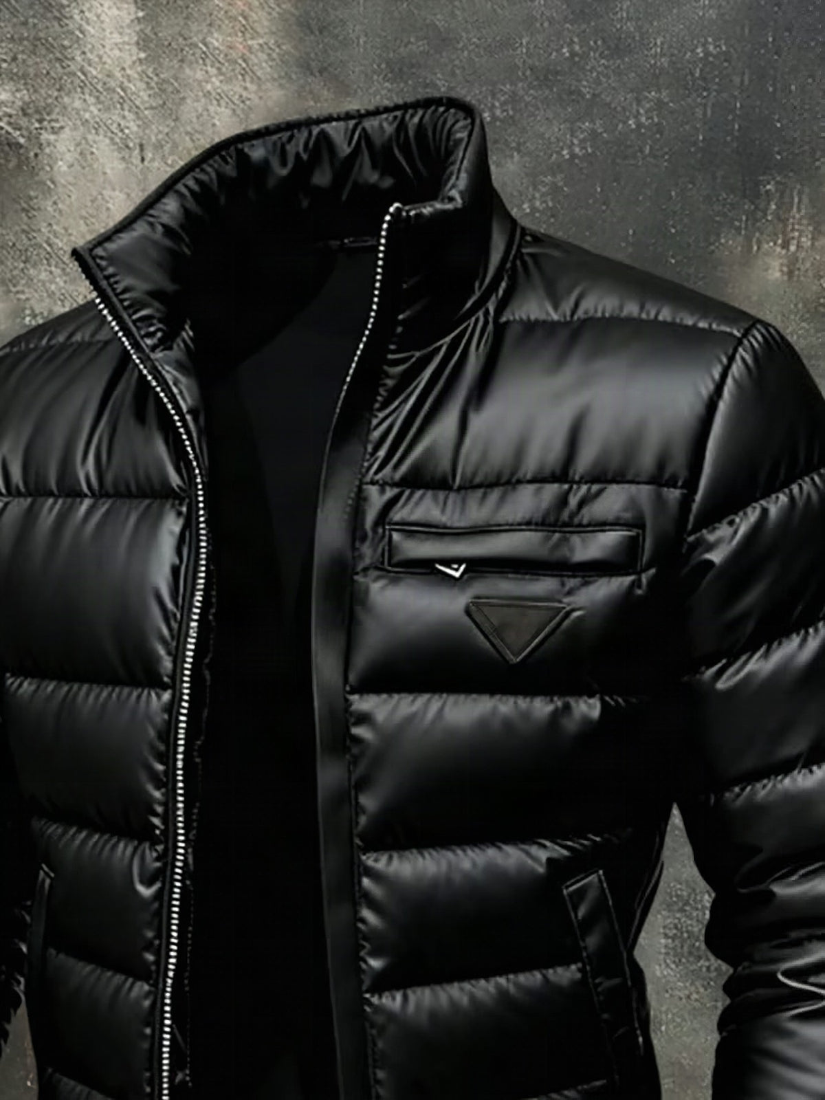 Detalle de la chaqueta Ragnar con material sintético de piel suave y corte holgado para máxima comodidad