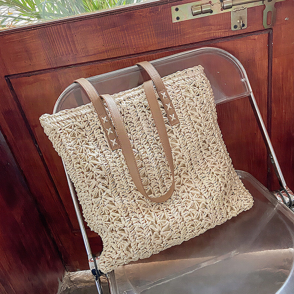 Bolso tote anudado a mano en materiales naturales