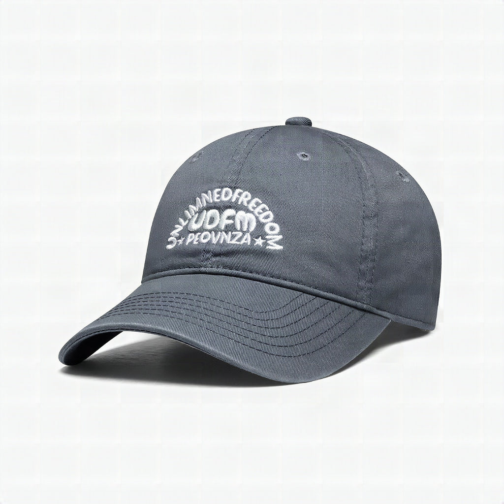 Gorra de mujer con letras modernas