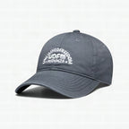 Gorra de mujer con letras modernas