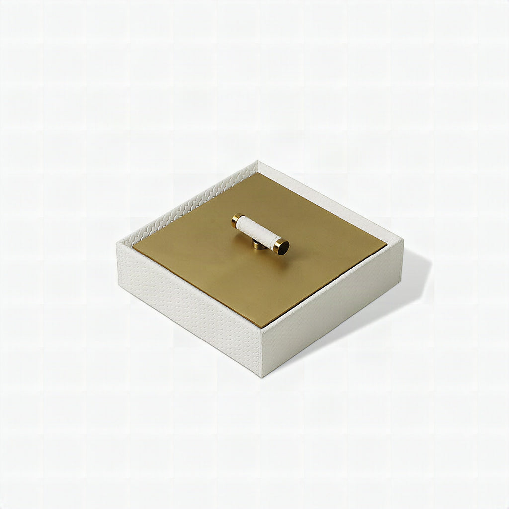 Caja decorativa elegante con tapa dorada