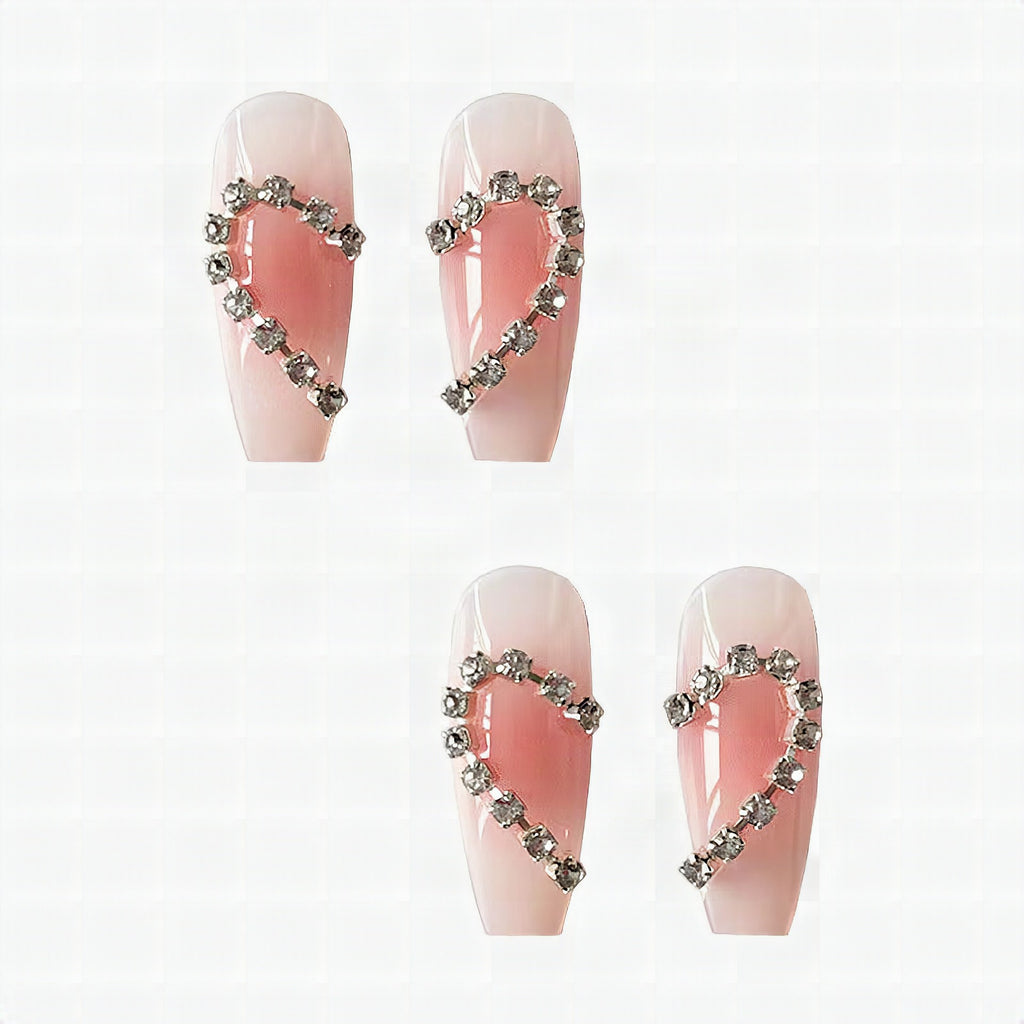 Uñas postizas de gel con corazones decorativos